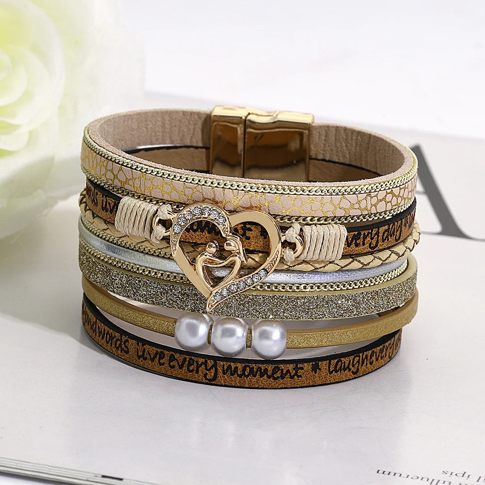 Elegantes Multilayer-Armband mit Herzanhänger und Perlen