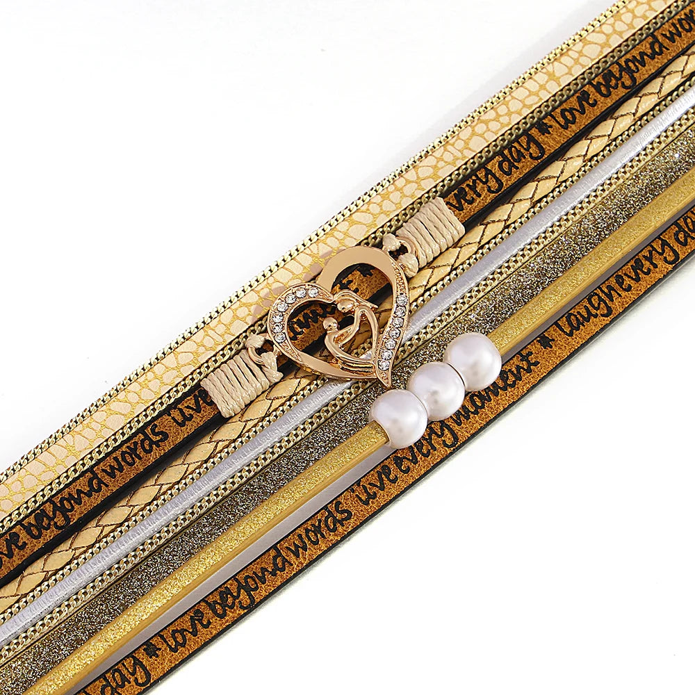 Elegantes Multilayer-Armband mit Herzanhänger und Perlen