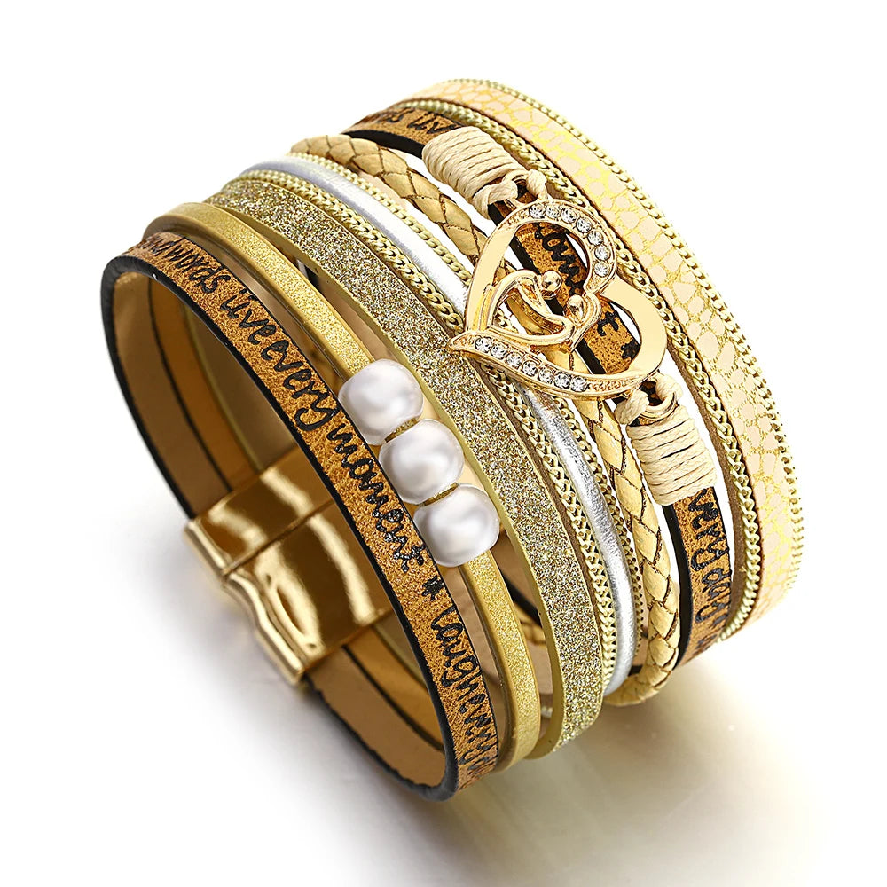 Elegantes Multilayer-Armband mit Herzanhänger und Perlen