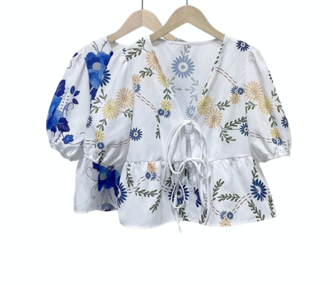 Elegante Bluse mit Blumenmuster – Kurzarm, Puffärmel, V-Ausschnitt & Schnürung