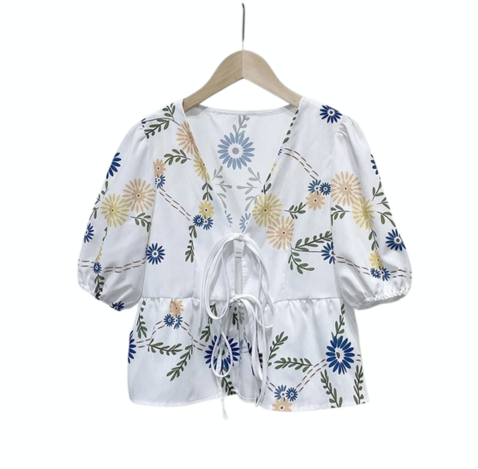 Elegante Bluse mit Blumenmuster – Kurzarm, Puffärmel, V-Ausschnitt & Schnürung