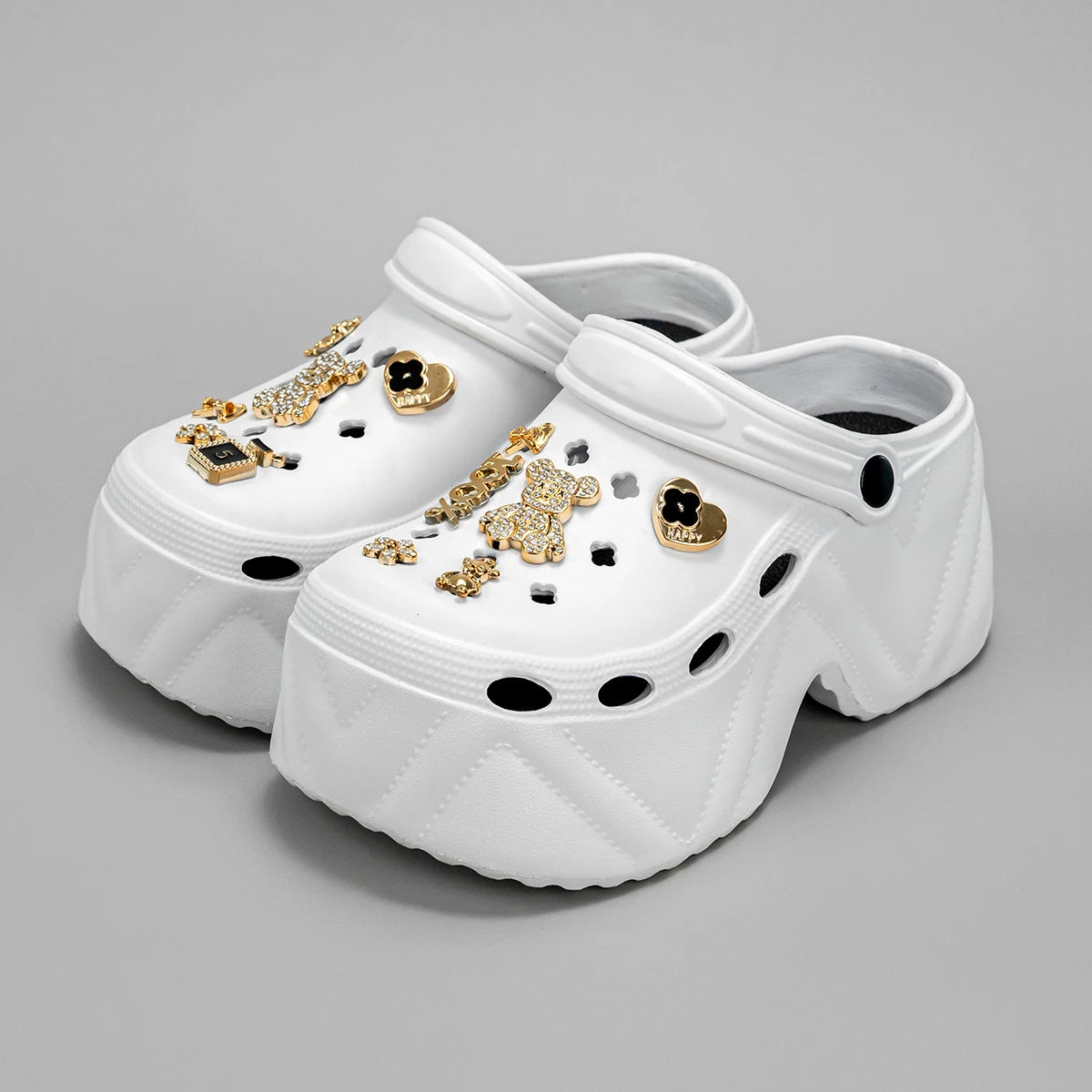 Luxus für jeden Schritt – Stylische Plateau-Clogs mit Glitzer-Details