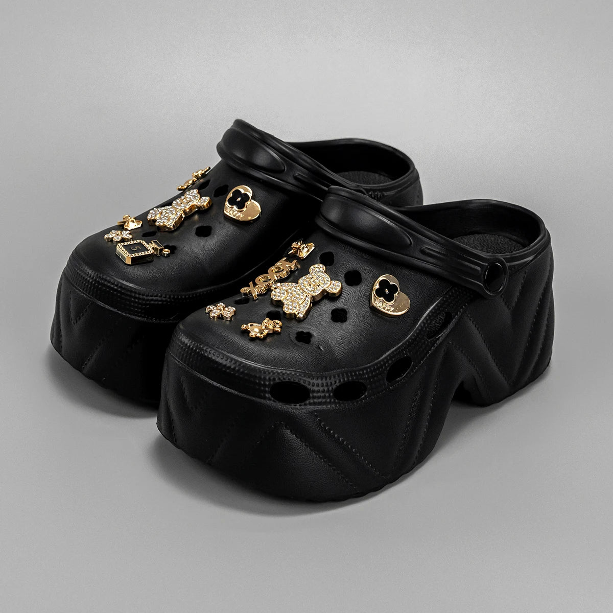 Luxus für jeden Schritt – Stylische Plateau-Clogs mit Glitzer-Details