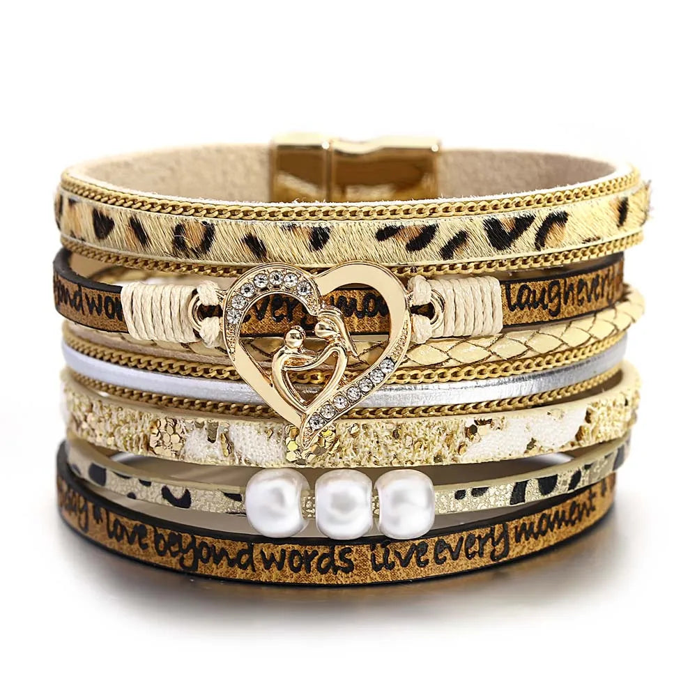 Elegantes Multilayer-Armband mit Herzanhänger und Perlen