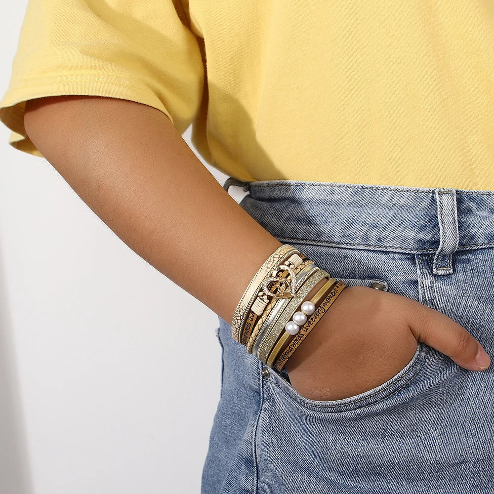 Elegantes Multilayer-Armband mit Herzanhänger und Perlen