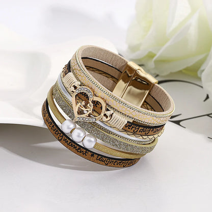 Elegantes Multilayer-Armband mit Herzanhänger und Perlen