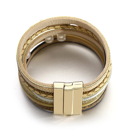 Elegantes Multilayer-Armband mit Herzanhänger und Perlen