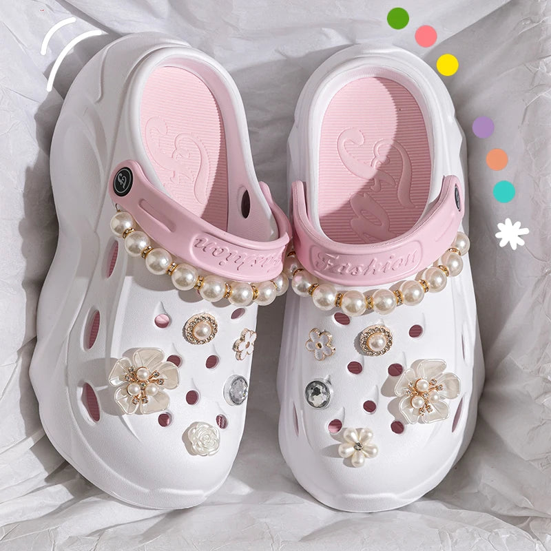 Elegante Clogs mit Perlen & Blütendetails