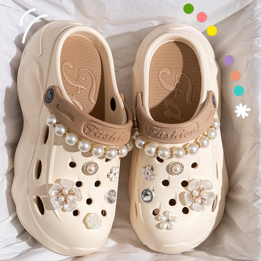 Elegante Clogs mit Perlen & Blütendetails