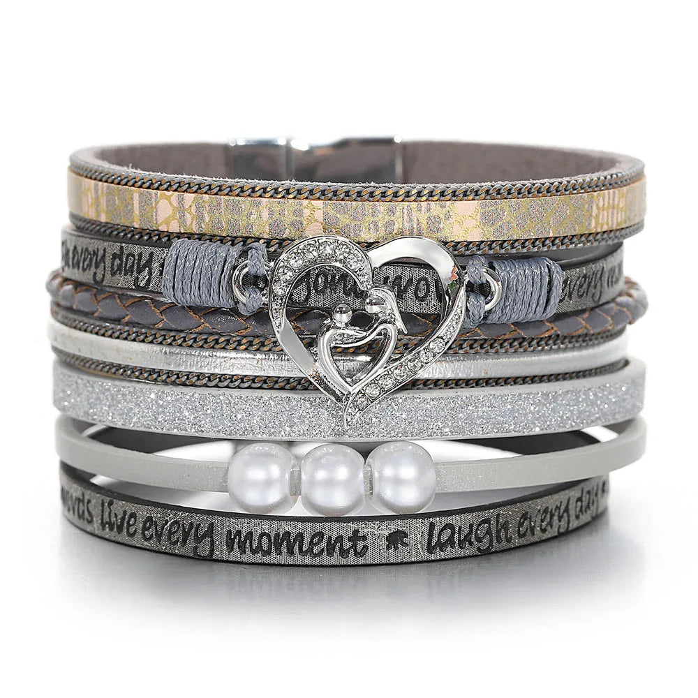 Elegantes Multilayer-Armband mit Herzanhänger und Perlen