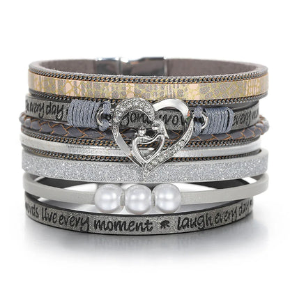 Elegantes Multilayer-Armband mit Herzanhänger und Perlen