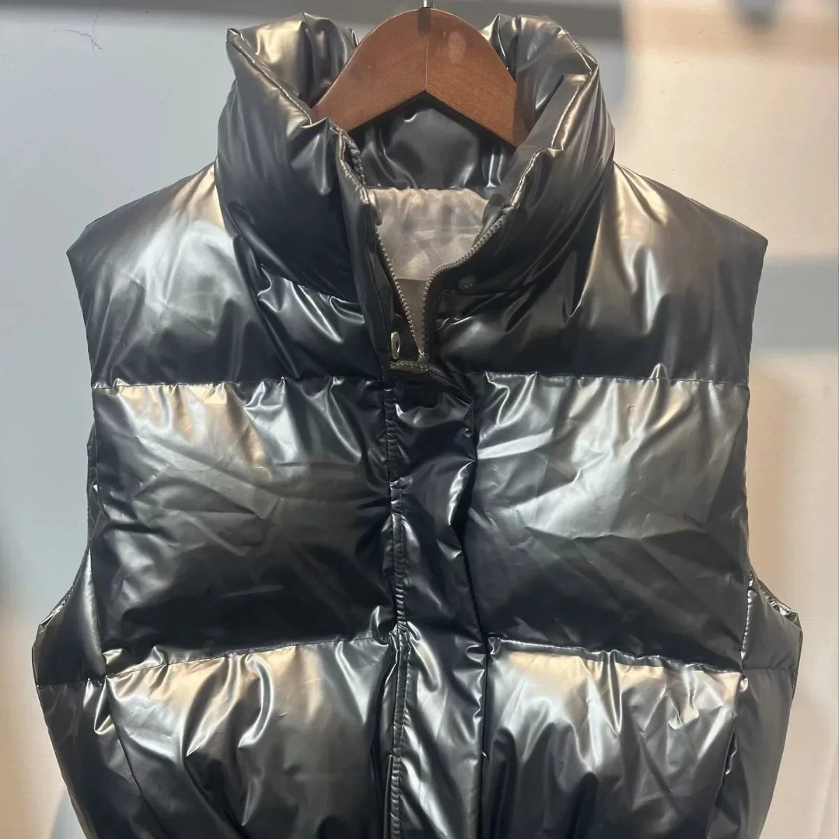 Stylische Puffer Weste in Metallic-Optik