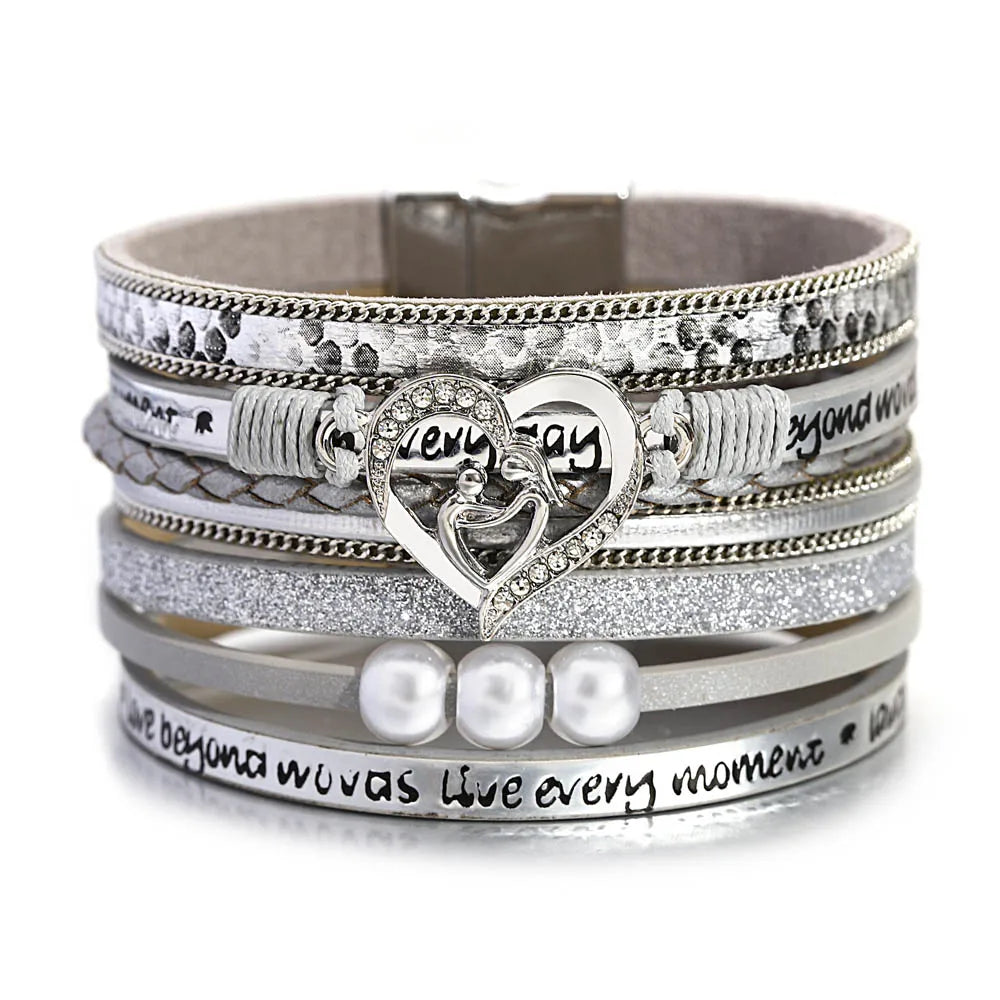 Elegantes Multilayer-Armband mit Herzanhänger und Perlen