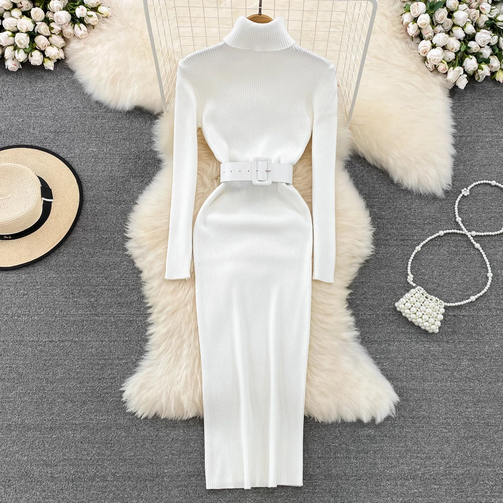 Elegantes Strick-Pullikleid mit Taillengürtel