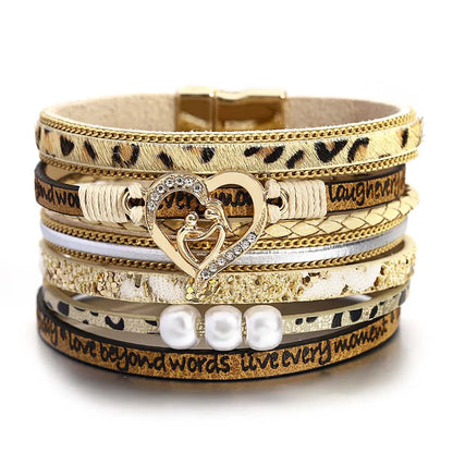 Elegantes Multilayer-Armband mit Herzanhänger und Perlen
