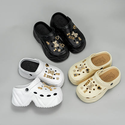 Luxus für jeden Schritt – Stylische Plateau-Clogs mit Glitzer-Details