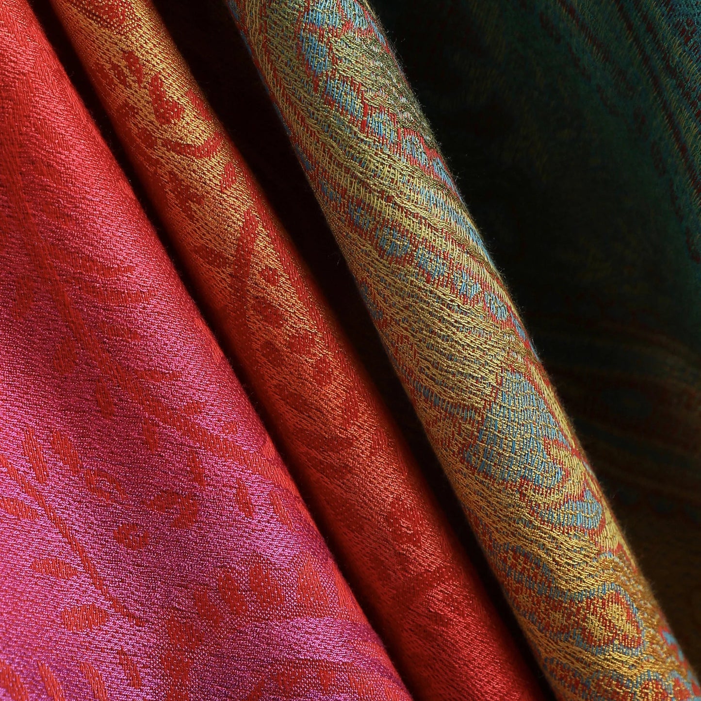 Weicher Premium-Schal mit kunstvollem Farbverlauf